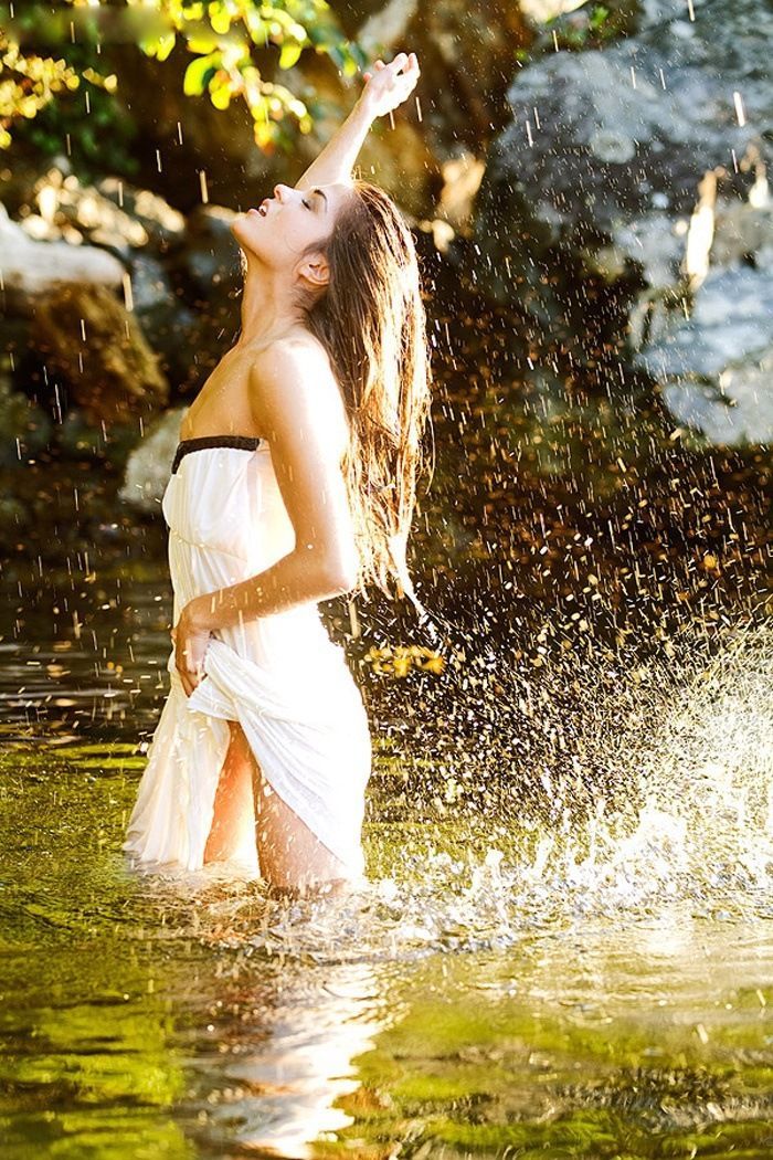 Marie Avgeropoulos in Kouliacan