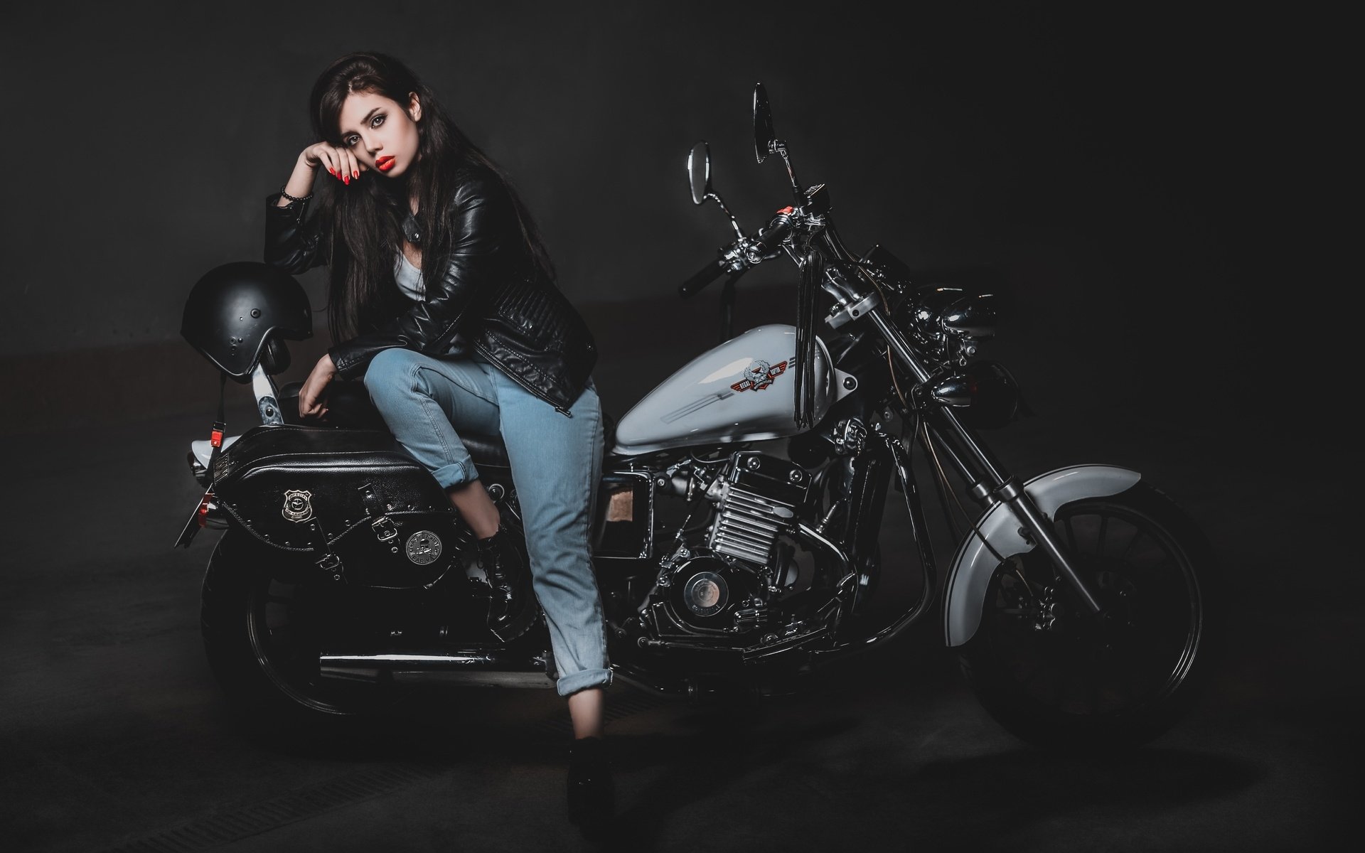 Biker girls: style and drive in Kouliacan