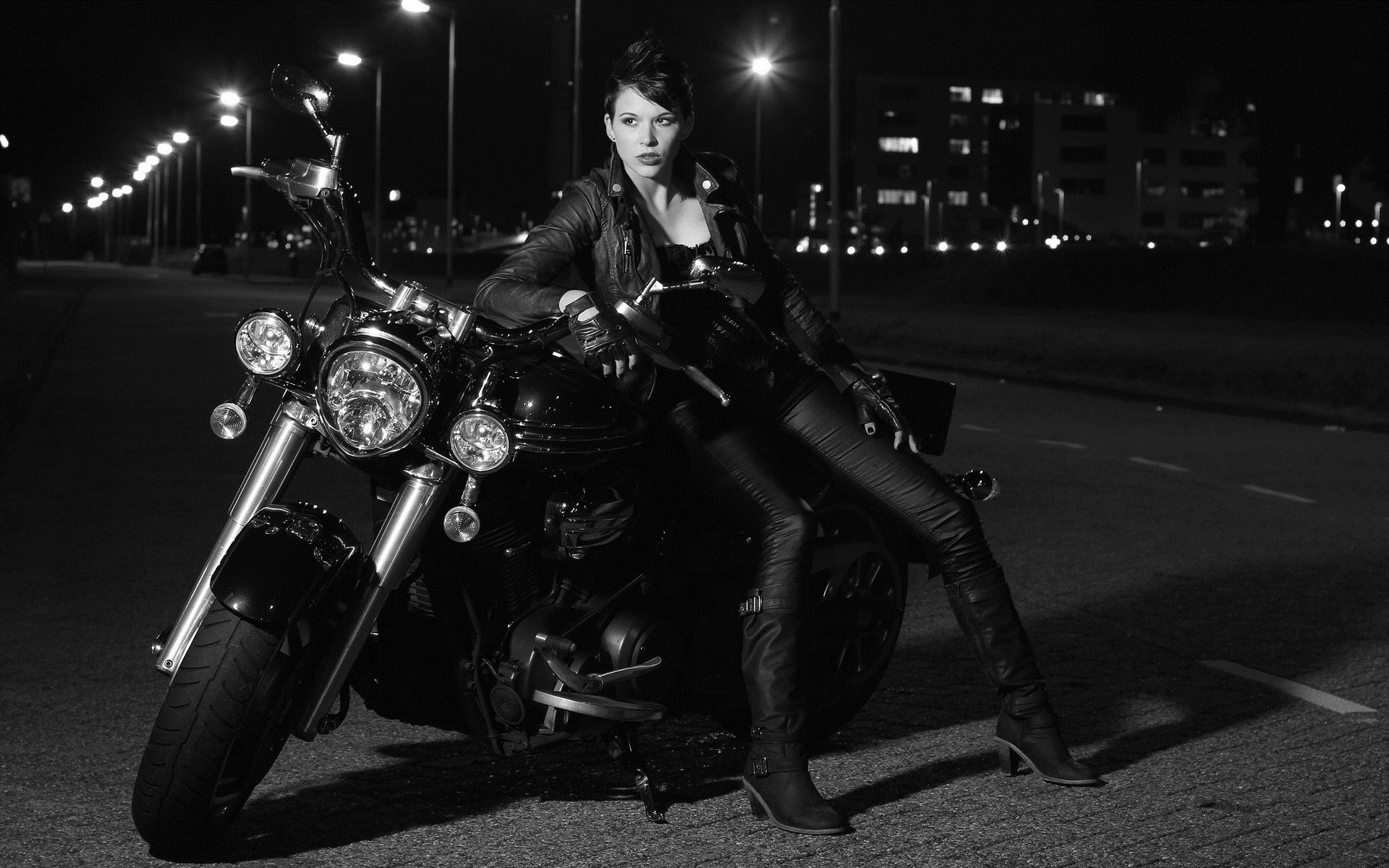 Photo Beautiful girls and motorcycles in Kouliacan