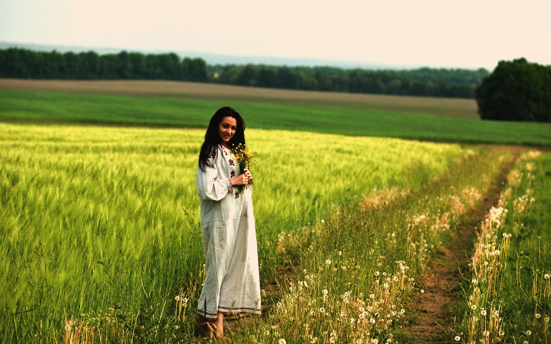Women in Slavic costumes in Kouliacan