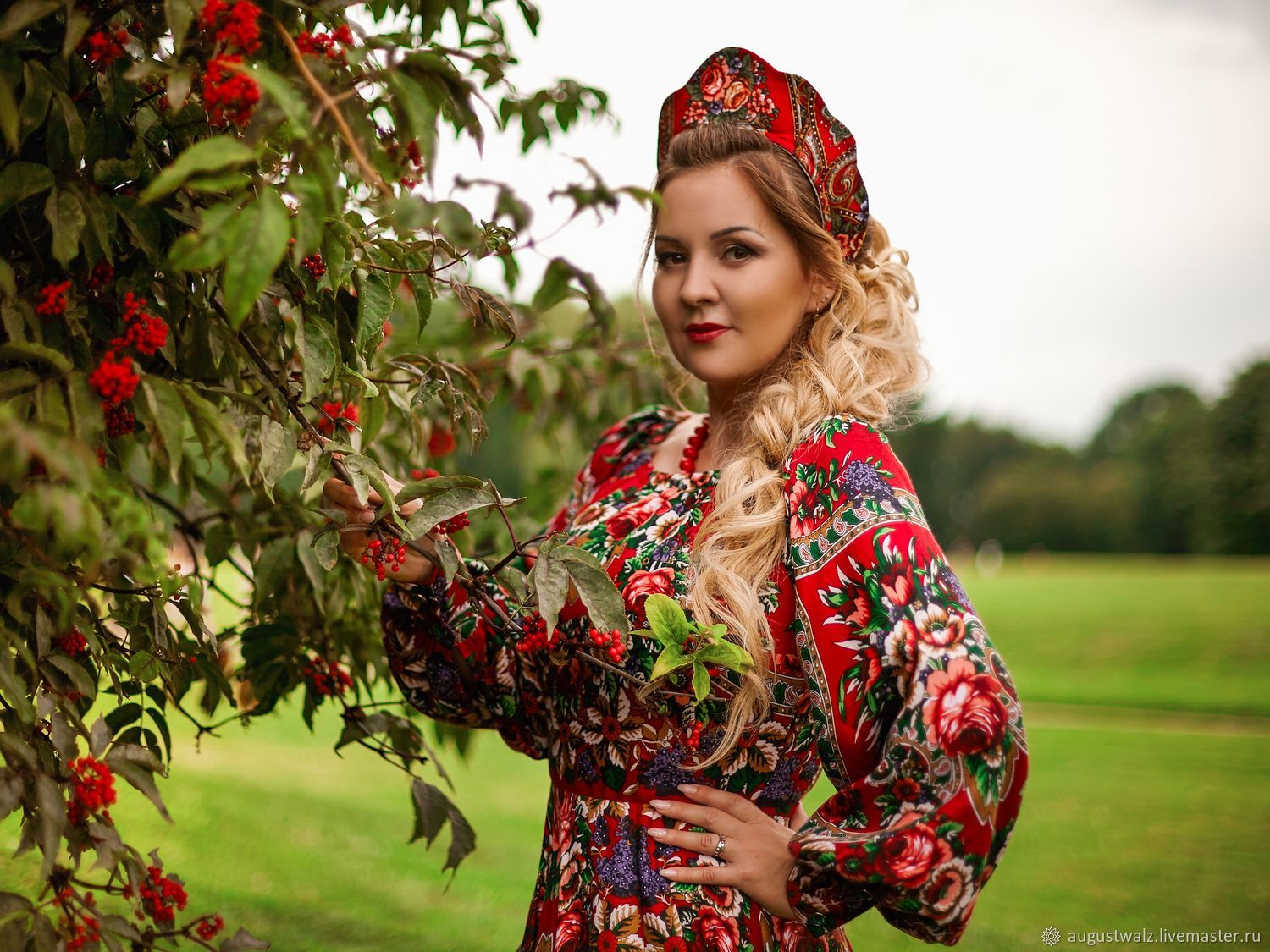 Women in Slavic costumes in Kouliacan