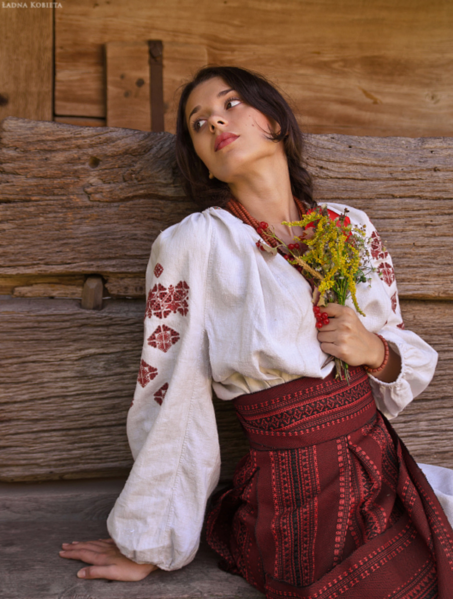 Girls in Slavic costumes in Kouliacan