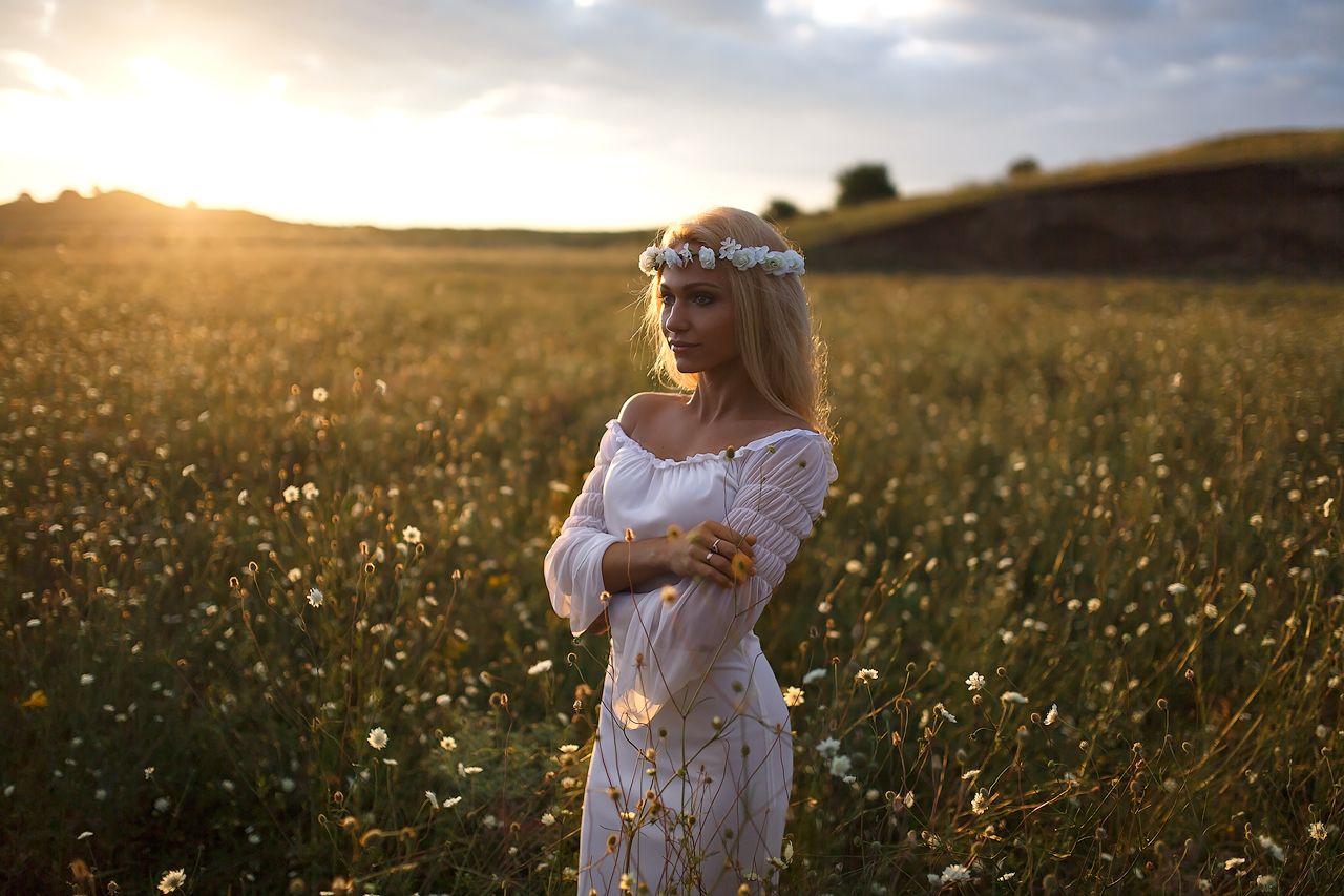 Girls in Slavic costumes in Kouliacan