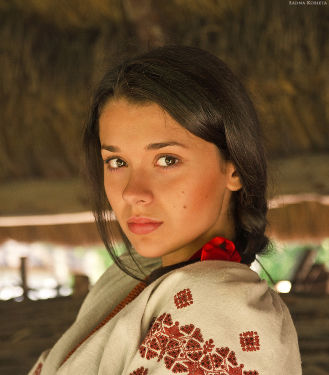 Girls in Slavic costumes in Kouliacan