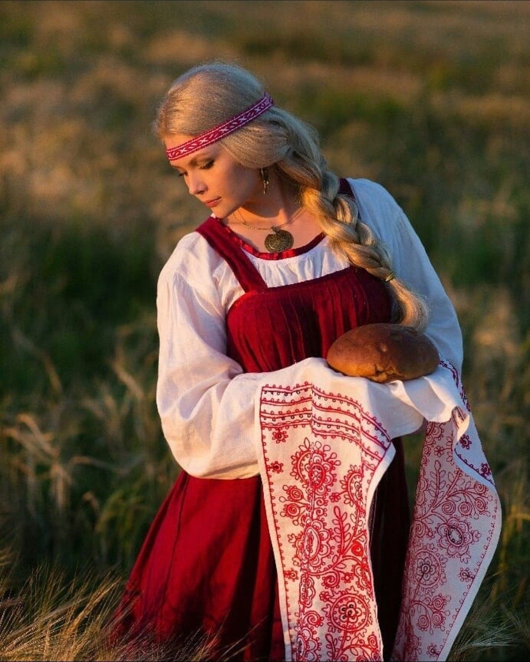 Girls in Slavic costumes in Kouliacan
