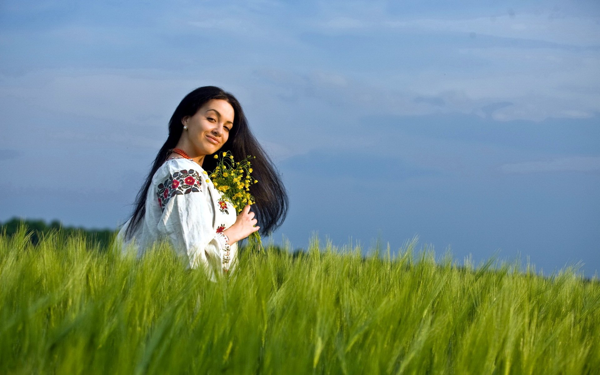Girls in Slavic costumes in Kouliacan