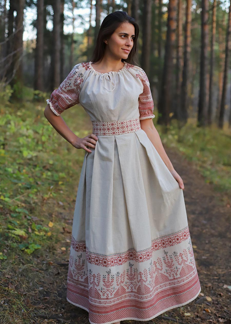Girls in Slavic costumes in Kouliacan