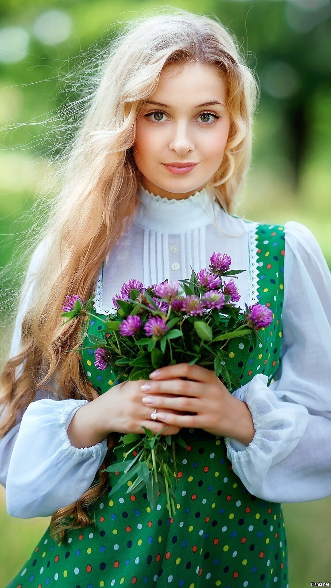 Girls in Slavic costumes in Kouliacan