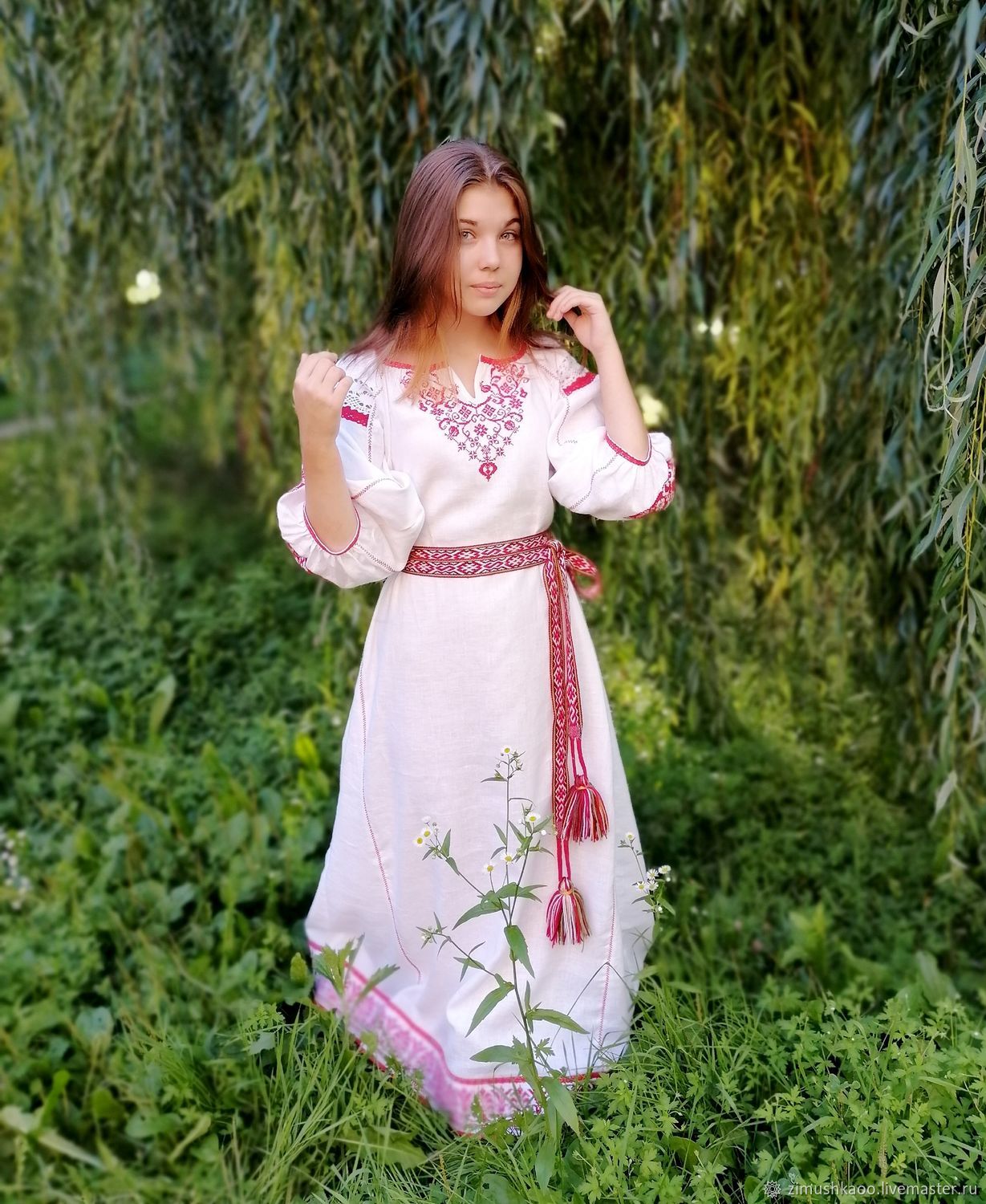 Girl Girls in Slavic costumes in Kouliacan